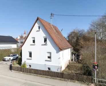 STARKES ENTWICKLUNGSPOTENTIAL EFH mit genehmigter Neubauoption (4 WE)